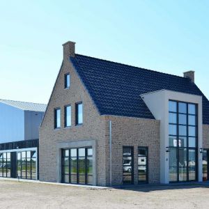 Bedrijfsgebouw en Woning